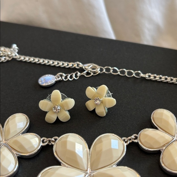 Liz Claibourne Silver toned White Facetted Flower Necklace and earrings set - Picture 5 of 12